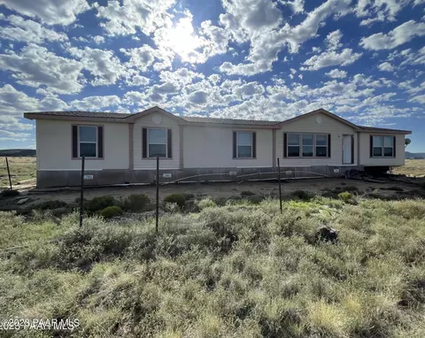 38701 W Tin Star Trl, Seligman, AZ 86337