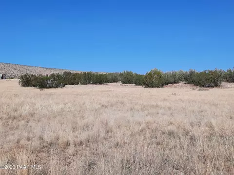 25260 W Foothill Dr, Seligman, AZ 86337