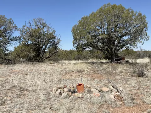 30662 W Echo Ln, Seligman, AZ 86337