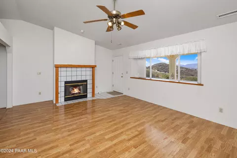 Living - 15015 E White Dr, Dewey-humboldt, AZ 86327 photo 2 of 4