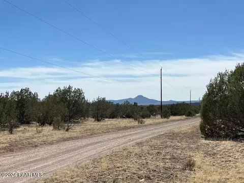 2043 W Cienega Dr, Ash Fork, AZ 86320