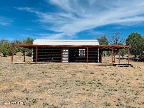 43499 N Chippendale Trl, Seligman, AZ 86337
