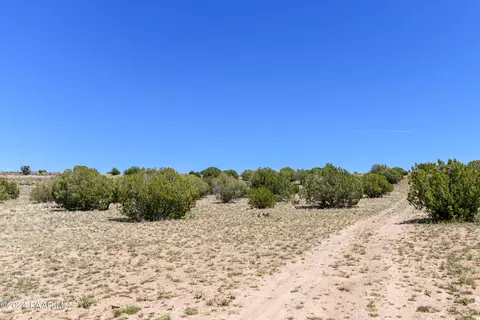 098 E Great Pl, Paulden, AZ 86334 photo 5