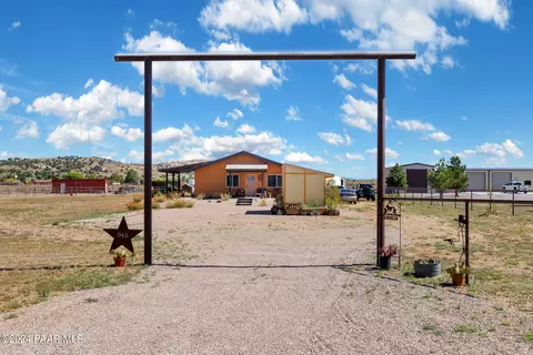 945 E Latigo Ct, Paulden, AZ 86334 photo 4