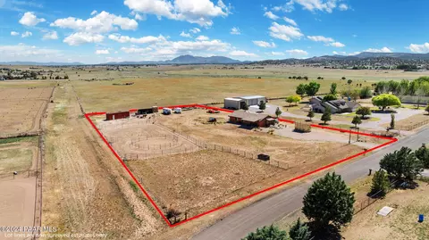 945 E Latigo Ct, Paulden, AZ 86334 photo 2
