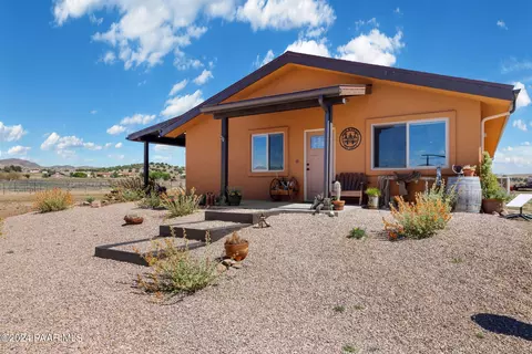 945 E Latigo Ct, Paulden, AZ 86334