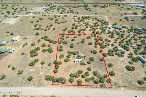 25470 W Foothill Dr, Seligman, AZ 86337