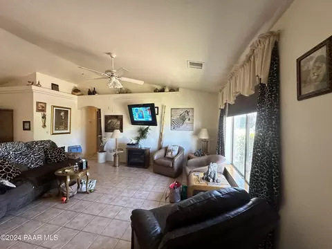 655 W Rose Dr, Paulden, AZ 86334 photo 2
