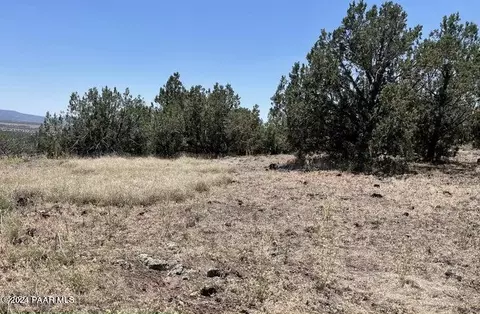 1592 W Picacho Dr, Ash Fork, AZ 86320 photo 2
