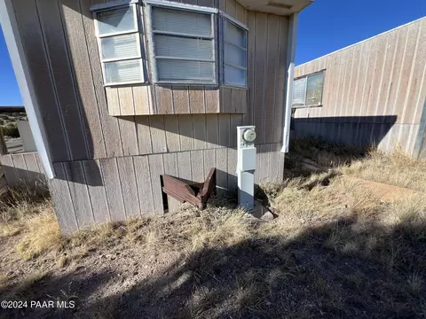 46370 N Bixler Trl, Ash Fork, AZ 86320