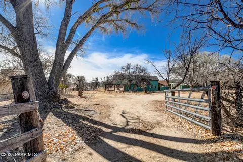 13365 W Cottonwood Ln, Skull Valley, AZ 86338
