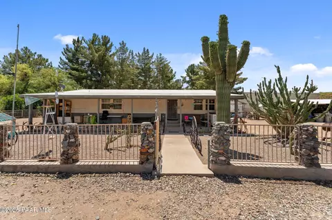18995 E Saguaro Dr, Black Canyon City, AZ 85324