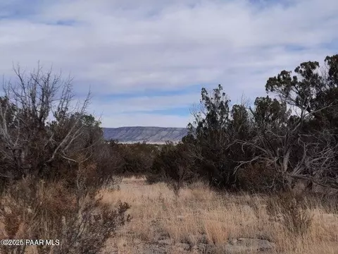 4719 W Calle Ines, Seligman, AZ 86337