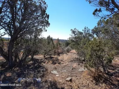 30549 W Montecito Ln, Seligman, AZ 86337
