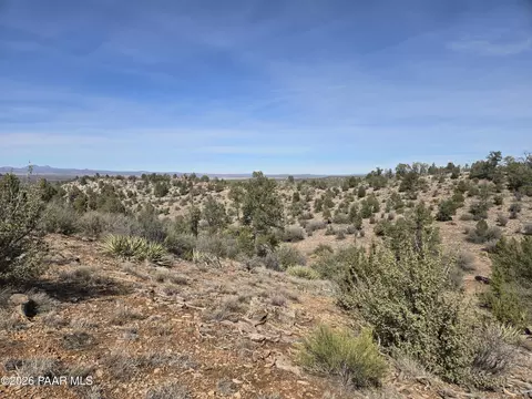 215 Off Cathedral Vly, Ash Fork, AZ 86320