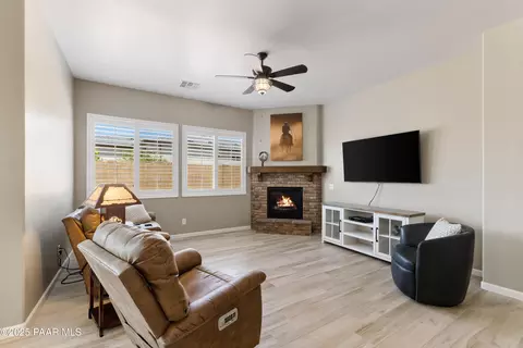 Living - 12966 E Gonzalez St, Dewey-humboldt, AZ 86327 photo 2 of 3