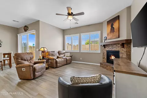 Living - 12966 E Gonzalez St, Dewey-humboldt, AZ 86327 photo 3 of 3