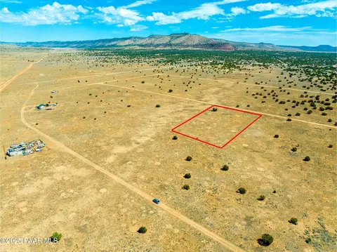 53297 N Arroyo Dr, Seligman, AZ 86337