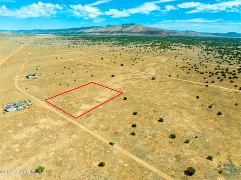 53257 N Arroyo Dr, Seligman, AZ 86337