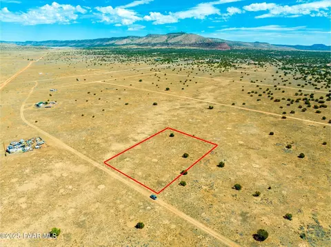 53217 N Arroyo Dr, Seligman, AZ 86337