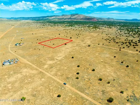 53356 N Saddlerock Dr, Seligman, AZ 86337