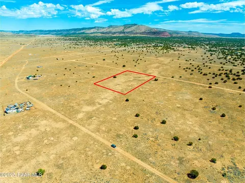 53316 N Saddlerock Dr, Seligman, AZ 86337