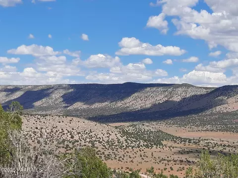 54731 N Royal View Dr, Seligman, AZ 86337