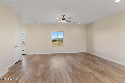 Living - 504 E Ocotillo Ln, Paulden, AZ 86334 photo 5 of 5