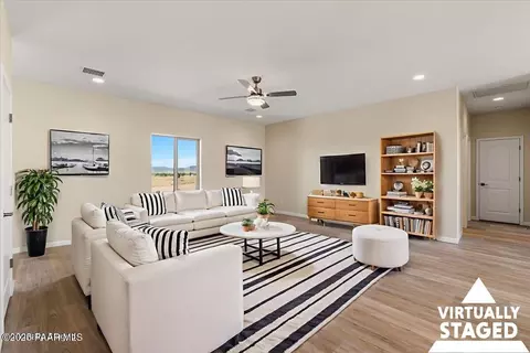 Living - 504 E Ocotillo Ln, Paulden, AZ 86334 photo 1 of 5