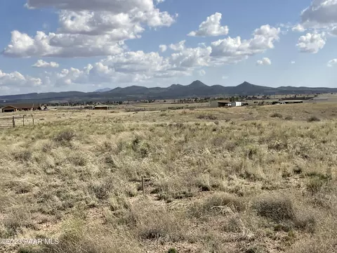 157 Red Tail Ln # B, Paulden, AZ 86334