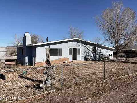 22530 W Willow St, Seligman, AZ 86337