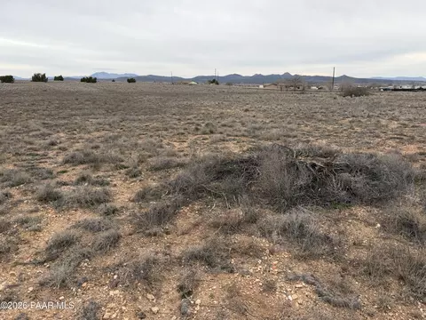 25867 N Robin Dr, Paulden, AZ 86334 photo 4