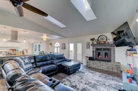 Living - 10838 E Oxbow Dr, Dewey, AZ 86327 photo 4 of 4