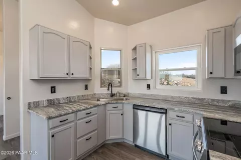 Kitchen - 16751 E Leprechaun Rd, Dewey, AZ 86327 photo 2 of 2
