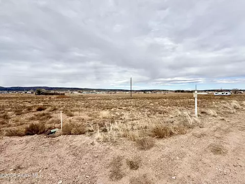 360 W Hawaii Rd, Paulden, AZ 86334