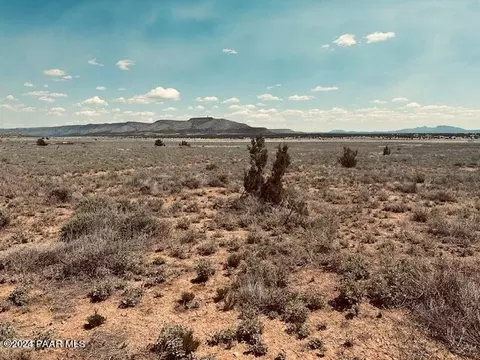 28551 W Hondo Rd, Seligman, AZ 86337