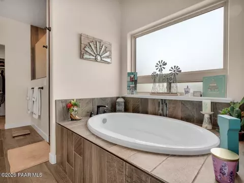 Bath - 15935 E Lone Fox Trl, Dewey, AZ 86327 photo 2 of 4