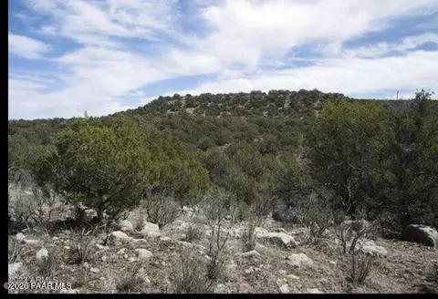 918 Wolf Rd, Ash Fork, AZ 86320