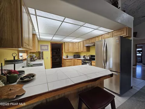 Kitchen - 10664 E Austin Loop, Kingman, AZ 86401 photo 2 of 4