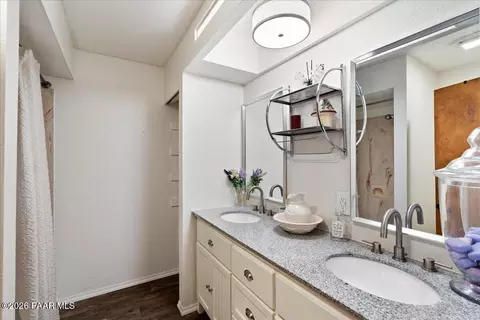 Bath - 14020 E Ridge Way, Dewey, AZ 86327 photo 3 of 5