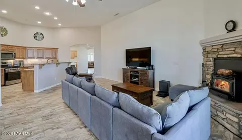 Living - 15565 E Devon Mont Ln, Dewey, AZ 86327 photo 2 of 4