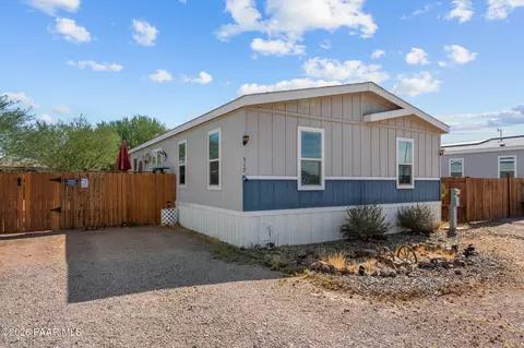 512 W Claessens Dr, Morristown, AZ 85342