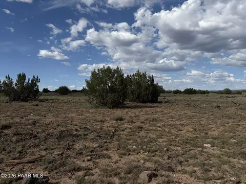 59 SE Rocky Rabbit Rd, Ash Fork, AZ 86320 photo 3