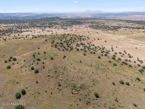 098 E Great Pl # R, Paulden, AZ 86334 photo 5