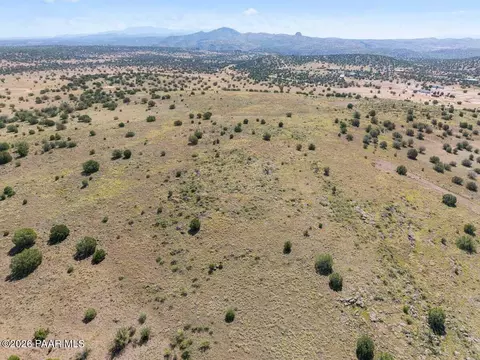 098 E Great Pl # R, Paulden, AZ 86334 photo 4