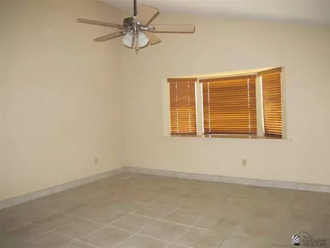 523 E 25 St, Yuma, AZ 85365 photo 2