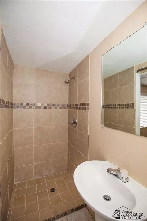 905 E 26 St, Yuma, AZ 85365 photo 2