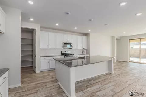 Kitchen - 14581 E 42 St, Yuma, AZ 85367 photo 2 of 3