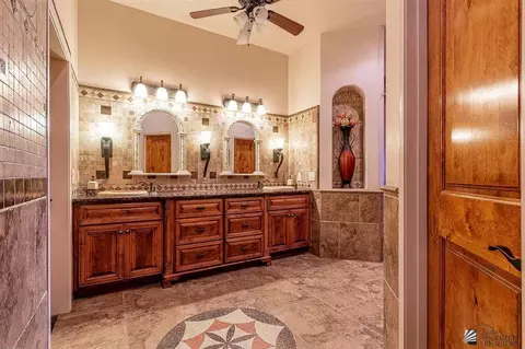 Bath - 6670 E Mountain View Pl, Yuma, AZ 85365 photo 2 of 6