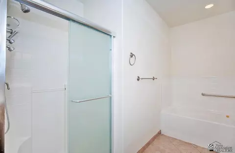 Bath - 13123 E 53 Dr, Yuma, AZ 85367 photo 2 of 3